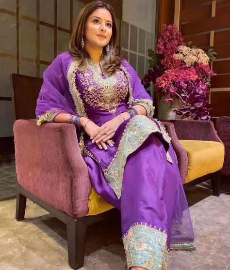 Wedding Suits Women, Bandhani Suit, Heavy Suits, Bridal Suits Punjabi, Designer Suits For Wedding, Punjabi Dress Design, Suit Colors, Partywear Suits, Bridal Suits