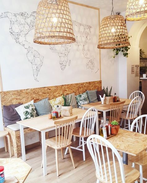 Brunch Shop Design, Cafe Sitting Ideas, Diy Cafe Decor, Boho Cafe Decor, Caffe Decoration, Cafeteria Vintage, Brunch Cafe, Coffee Shop Interior Design, Cozy Coffee Shop