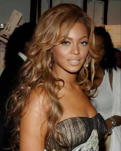 Beyonce Eyebrows, Beyonce 2000, Beyonce Hair Color, 2000 Makeup, Beyonce Makeup, Beyonce 2000's, 2000s Hair, Light Auburn Hair, Beyonce Blonde