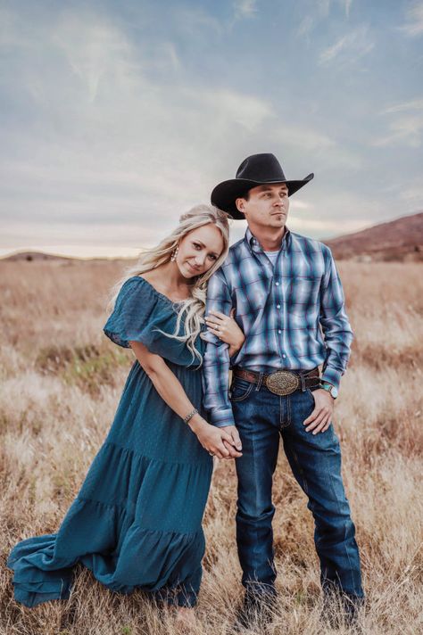 Horse Engagement Photos, Western Engagement Pictures, Western Couple Photoshoot, Western Engagement Photos, Farm Engagement Photos, Country Engagement Pictures, Cute Country Couples, Western Photoshoot, Western Engagement