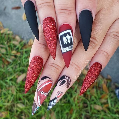 Tim Burton Nail Art, Beetlejuice Nails, Acrylic Or Gel Nails, Gothic Nail Art, Nail Therapy, Gel Nails Long, Concert Nails, Nail Bling, Horror Nails