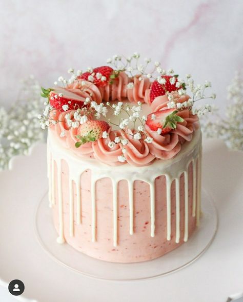 Berry Cakes Decoration, Elegant Strawberry Cake, Strawberry Chocolate Birthday Cake, Birthday Cake For Women Fruit, Strawberry Cakes Design, Cake With Strawberry Decoration, Strawberry Cake Decorations Birthday, Pretty Strawberry Cake, Strawberry Birthday Cake Ideas