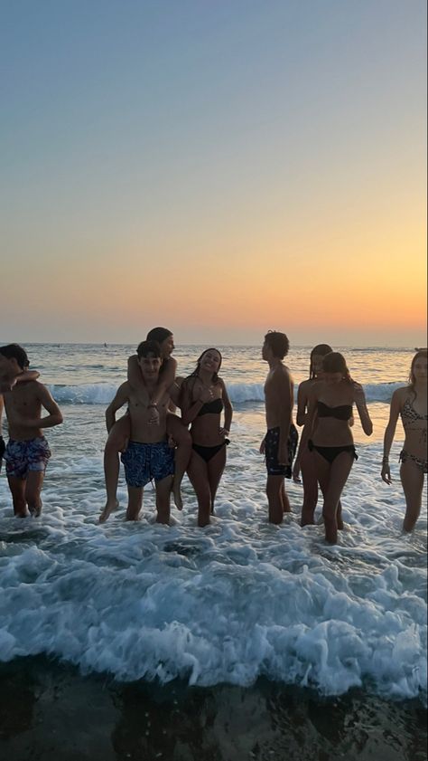 Surfer Friend Group, Vacation Friends Aesthetic, 2 Couples Friend Group, Beach Pictures Group, Beach With Friends Aesthetic, Amigos Aesthetic, Praia Aesthetic, Teen Vacation, Cool Life