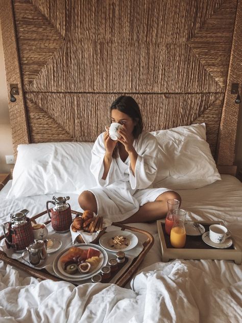 Honeymoon Aesthetic Bed, Breakfast In Bed Photoshoot, Couple Breakfast In Bed, Luxury Breakfast In Bed, Honeymoon Breakfast, Breakfast In Bed Aesthetic, Comfy Photoshoot, Hotel Poses, Harlow James