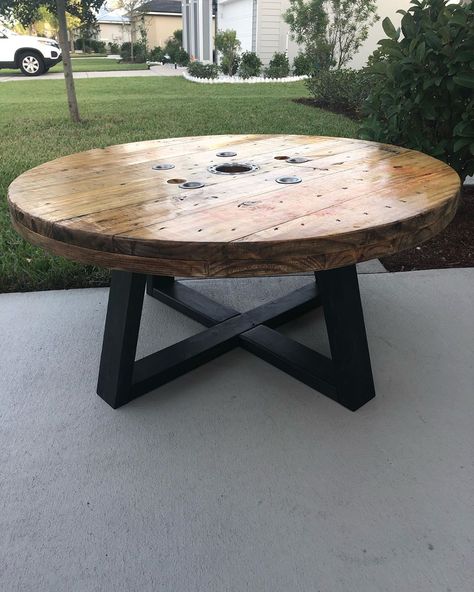 Table Made From Spool Cable Reel, Wood Spool Coffee Table, Wooden Spool Tables Diy, Wooden Cable Reel Ideas, Cable Roll Ideas, Wooden Spool Dining Table, Large Wood Spool Ideas, Wooden Spool Coffee Table, Cable Wheel Table