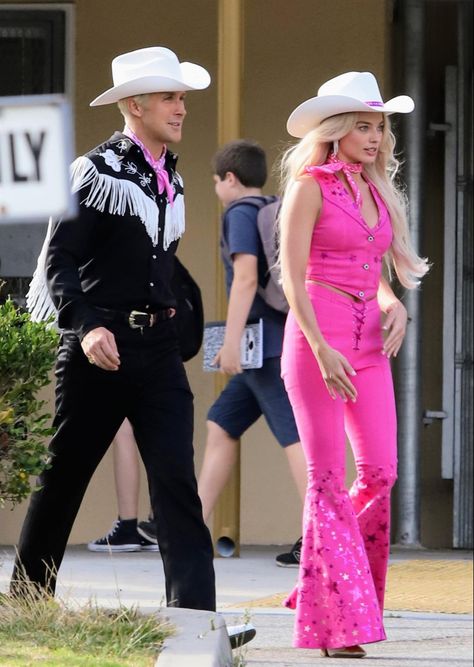 Ryan Gosling And Margot Robbie, Margot Robbie Ryan Gosling, Ken And Barbie, Barbie Sets, Issa Rae, Pink Costume, Kate Mckinnon, Trendy Halloween Costumes, Costume Inspo