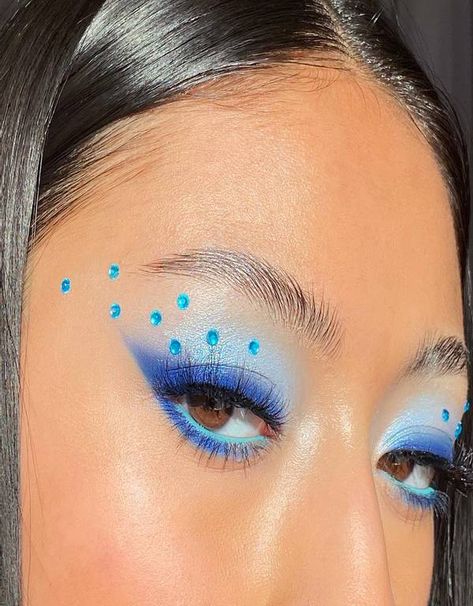 Blues Clues Makeup Look, Abba Makeup Looks, Blues Clues Makeup, Eyeshadow Looks Easy, Mamma Mia Makeup Ideas, Easy Blue Makeup, Easy Blue Eyeshadow Looks, Mamma Mia Makeup, Blue Costume