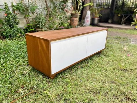 Bufet stand tv minimalis WhatsApp/tlp/telegram +62 819 1491 0333 ℹ️ KETERANGAN • Bahan kayu jati solid • Desain hemat ruang yang ringkas • Buatan tangan • Desain alami & unik Kami juga menerima pemesanan Furniture (Custom Design) ,sesuai dengan yang anda inginkan (model,ukuran & warna finishing/kain ). #bufetretro #bufettv #bufettvminimalis #bufetjati #bufetminimalis #bufet #bufetmewah #bufetmurah #bufettvjati #bufethias #furniturejepara #bufettvmurah #bufetantik #mejatv #bufetpa... Stand Tv, Custom Design