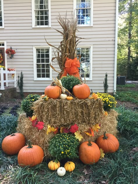 Halloween Decorations Hay Bales, Fall Outdoor Pumpkin Displays, Hay Bell Fall Decor, Fall Lawn Decorations, Hay Bale Fall Decor Front Yard, Fall Yard Decorations Decorating Ideas, Pumpkin Displays Outside, Fall Mums Display, Fall Hay Bale Display