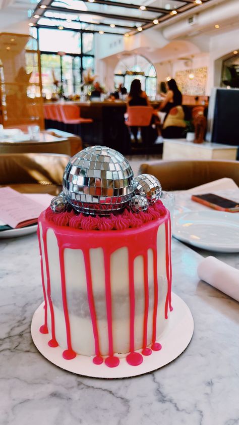 Hot Pink Disco Cake, Hot Pink 30th Birthday Party, Hot Pink Grad Party, Graduation Cake Ideas Pink, Hot Pink Bday Party, Preppy Birthday Cake Ideas, Pink 16th Birthday Cake, Hot Pink Graduation Party, Pink Grad Cake