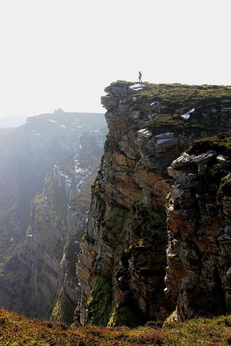 Horn Head is located in County Donegal, northernmost part of Ireland. It is a 200 meters high cliff with breathtaking views, rugged peninsulas and cliff-top walks. Also great spot for birdwatching as there are many guillemots and gulls and small numbers of puffins. Ennistymon Ireland, Ireland Places To Visit, Ireland Honeymoon, Scenic Places, High Places, County Donegal, Donegal Ireland, Ireland Trip, Ireland Landscape