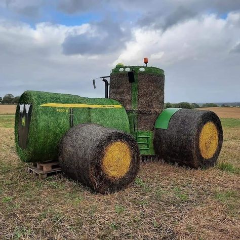 Haybale Decorating Fall, Round Bale Decorating Ideas, Hay Bale Art Ideas, Christmas Hay Bale Decor, Round Hay Bale Decorating Ideas, Halloween Hay Bales, Hay Bale Decorating Ideas, Hay Bale Fall Decor, Hay Bale Decor