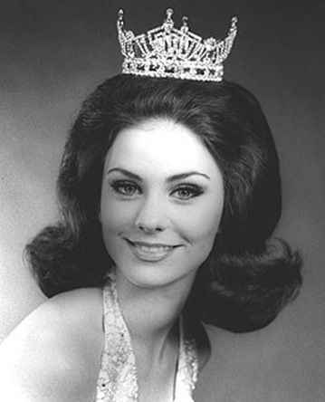 Delta Burke - MIss Florida 1974 - she is married to actor Gerald McRaney from Collins, Mississippi Gerald Mcraney, Miss Florida, Delta Burke, Theatrical Romantic, Celebrity Stars, Retro Hair, Star Gazing, Miss Usa, Hair Flip