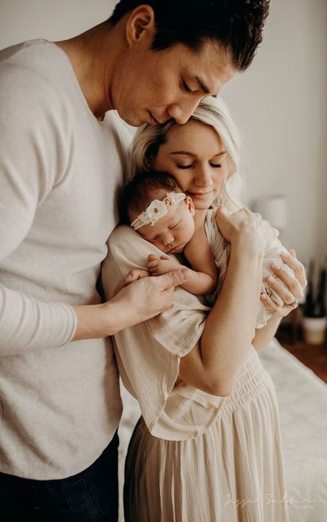 25 IDEAS for Your Newborn Family Photos - Annie Baby Monitor Baby And Parents Photography, Parents Photography, Newborn Family Pictures, Foto Newborn, Lifestyle Newborn Photos, Wedding Shooting, Baby Fotografie, Newborn Photography Boy, Newborn Family Photography