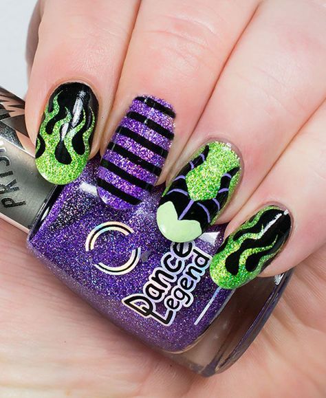 Maleficent from Sleeping Beauty Halloween manicure. Maleficent Nails, Disney Manicure, Disney Nail Art, Unghie Nail Art, Nail Art Disney, Holiday Nail Art, Super Nails, Disney Nails, Halloween Nail Designs