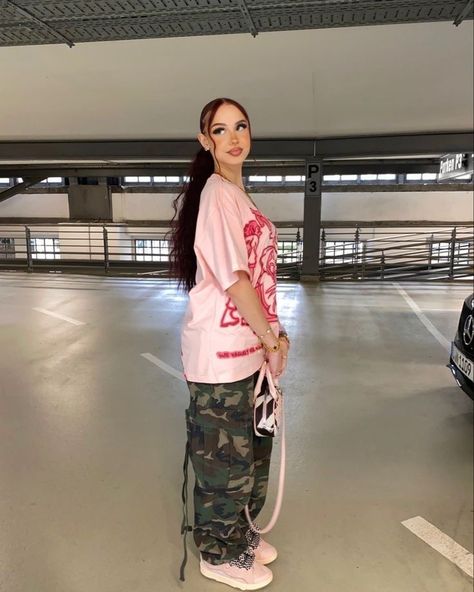 Y2k Outfits Street Styles Pink, Pink Streetwear Outfit, Pink Tomboy, Madrid Outfits, Pink Streetwear, Y2k Street Style, Outfit Inspo Aesthetic, Fasion Outfits, Streetwear Mode