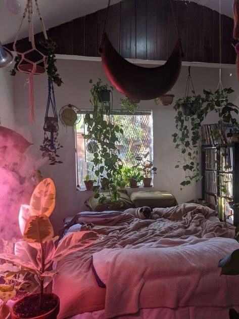 pinterest — 𝑜𝒽𝓃𝑜𝒸𝒶𝓇𝑜𝓁𝒾𝓃𝑒 Chill Bedroom, Indie Room Aesthetic, Indie Room Decor, Indie Room, Aesthetic Rooms, Dreamy Room, Pretty Room, Room Inspiration Bedroom, Room Ideas Bedroom