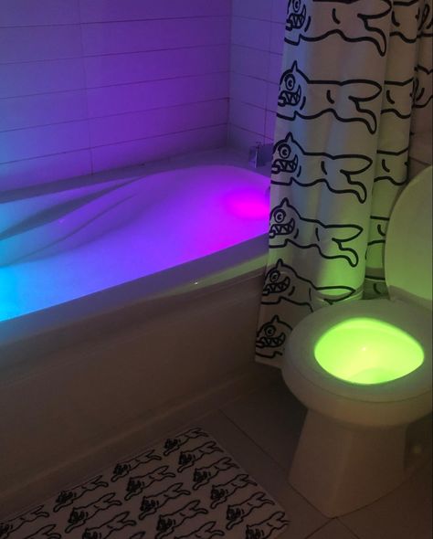 Trippy Bathroom Decor, Black Light Bathroom, Trippy Bathroom Ideas, Trippy Living Room, Trippy House Decor, Trippy Living Room Ideas, Trippy Rooms Aesthetic, Trippy Bathroom, Trippy Apartment