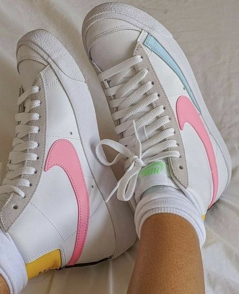 Nike Blazers Outfit, Buty Marki Nike, Boty Nike, Trendy Shoes Sneakers, Nike Shoes Girls, Preppy Shoes, Womens Blazer, All Nike Shoes, Brands Fashion