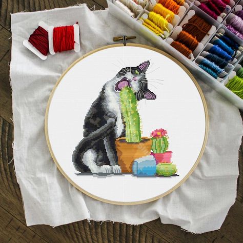 Cat And Plants, Plants Cross Stitch, Cross Stitch Cat, Funny Cross Stitch, Easy Cross Stitch, Cat Embroidery, Embroidery Funny, Cat Cross Stitch Pattern, Easy Cross