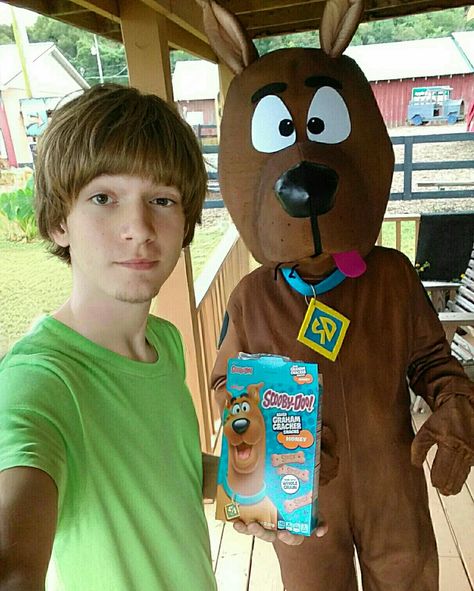 Real life Shaggy. Real life Scooby Doo. Cosplay. Costume. Shaggy Cosplay, Scooby And Shaggy Costume, Shaggy Costume, Shaggy Scooby Doo, Shaggy And Scooby, Halloween Duos, Cosplay Tips, Kids Costumes, Scooby Doo