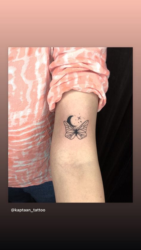 Moon And Butterfly Tattoo, Butterfly And Moon Tattoo, Butterfly Moon Tattoo, Half Moon Tattoo, Butterfly Moon, Butterfly Tattoos For Women, Butterfly Tattoos, Hummingbird Tattoo, Drawings Simple