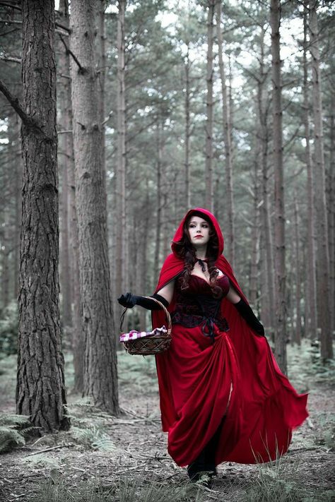 Gothic Era, Red Riding Hood Art, Red Ridding Hood, Fantasia Disney, 2 Friends, Fairytale Photography, Fantasy Photography, Red Hood, Little Red Riding Hood