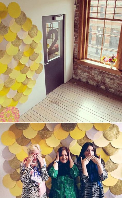 Scalloped photo backdrop.....so cute for our family celebration at the community center!! Diy Fotokabine, Diy Photo Booth Backdrop, Booth Backdrops, Photos Booth, Diy Photo Booth, Foto Tips, Diy Backdrop, Photo Booth Backdrop, Family Celebrations