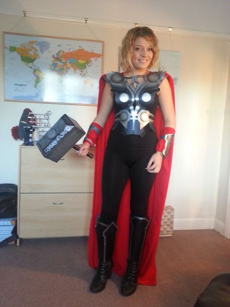 Lady Thor Thor Diy Costume, Thor Costume Female, Diy Thor Costume, Female Thor Costume, Food Halloween Costumes, Thor Costume, Easy College Halloween Costumes, Thor Cosplay, Female Thor