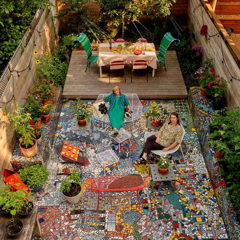 Backyard Mosaic, Diy Patio Garden, Patio Redo, Garden Landscaping Ideas, Mosaic Art Diy, Mosaic Garden Art, Bed Stuy, Mosaic Tile Art, Modern Mosaics