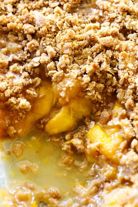 This Easy Homemade Peach Crisp is super simple and it tastes amazing! That crumb topping paired with the juicy peaches is a match made in heaven!! Peach Crisp Recipe, Peach Crumble, Peach Recipes, Peach Crisp, Fruit Crisp, Peach Desserts, Peach Cobbler Recipe, Fruit Flowers, Peach Recipe