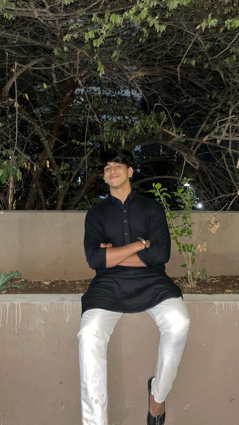 Kurta Photoshoot Men, Boys Kurta Poses, Aesthetic Kurta Poses For Men, Traditional Poses Men, Poses For Boys In Kurta, Boys In Kurta, Indian Boys Aesthetic, Dressing Sense For Men, Photo Styles