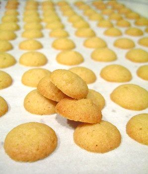 Nilla Wafers are good cookies, if a bit on the boring side because they are so plain, and I always enjoyed eating them when I was little. After trying the Trader Joe’s Vanilla Wafers, cookies meant to be a gourmet version of the classic wafer cookies because ... Vanilla Wafers Recipe, Homemade Vanilla Wafers, Home Made Vanilla, Wafers Recipe, Vanilla Wafer, Nilla Wafers, Wafer Cookies, Crinkle Cookies, Vanilla Cookies