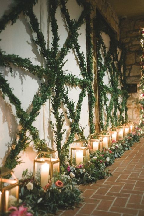 Winter Wedding Trends, Fairytale Wedding Decorations, Christmas Castle, Christmas Wedding Themes, Aisle Planner, Winter Wedding Planning, Pine Leaves, Christmas Wedding Decorations, Boda Diy