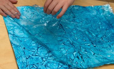 Plastic Wrap Painting Saran Wrap Painting, Plastic Wrap Painting, Underwater Painting, Plastic Folders, Geometric Abstraction, Saran Wrap, Cling Wrap, Painting Activities, Kid Art