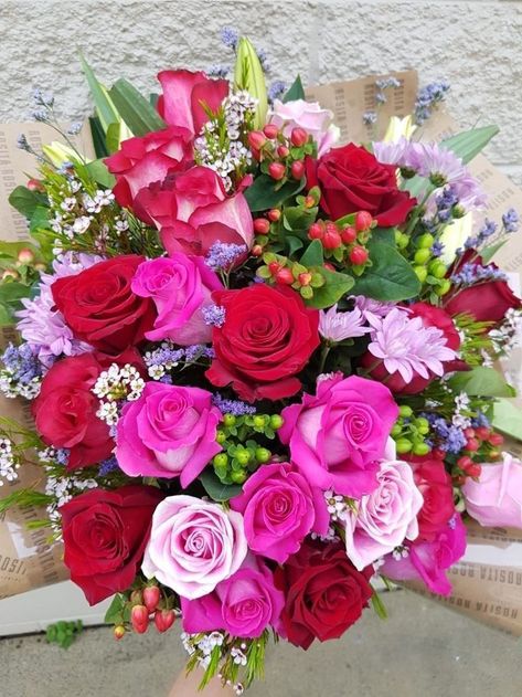 Beautiful Roses Bouquet, Rose Flower Arrangements, Floral Cards Design, Rose Flower Pictures, Fall Flower Arrangements, Beautiful Flowers Images, Good Morning Beautiful Flowers, Flower Garden Design, Beautiful Flowers Photos