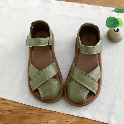 Vintage Clothing & Shoes – Unique Retro Clothing Styles | Retrosia Comfortable Flats, Green Shoes, Boho Stil, Cross Straps, Shoe Game, Sandals Summer, Ballerinas, Cute Shoes, Flat Sandals