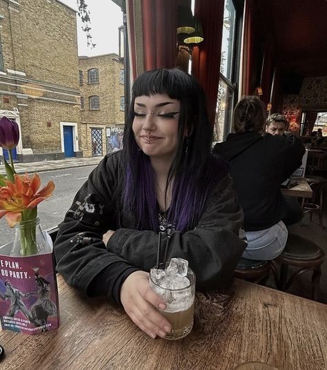 Bangs Right Above Eyebrows, Medium Goth Hair, Goth Outfits Mid Size, Purple Goth Hair, 90s Goth Hair, Short Goth Hair, Lazy Goth Outfits, Alternative Outfit Ideas, Aesthetic Pretty Girl