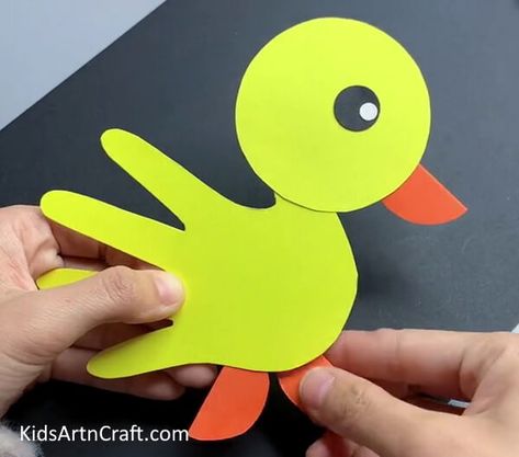 Easy Paper Handprint Duck Craft Tutorial For Kids Check more at https://www.kidsartncraft.com/paper-handprint-duck-craft-tutorial-kids/ Handprint Duck, Duck Craft, Duck Crafts, Handprint Crafts, Craft Tutorial, Kids Art, Toddler Crafts, Arts And Crafts For Kids, Hand Print