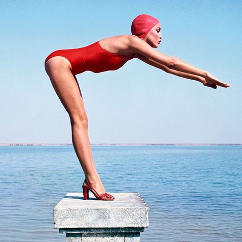 Vintage Swimmer, Norman Parkinson, Swimming Photography, Swimsuit Aesthetic, Retro Swim, Jerry Hall, Vintage Swim, Affinity Designer, Swim Caps