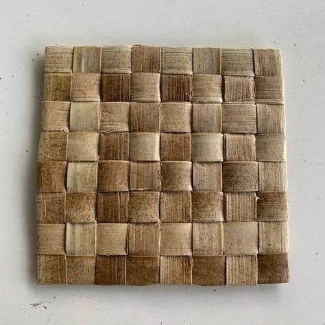 First Weaving Project - A Lauhala Coaster using Check Weave (Maka Moena) - Ukuleles by Kawika Lauhala Weaving, Basic Weaving, Work Sheet, Weaving Tutorial, Diy Weaving, Weaving Projects, Woven Raffia, Birch Bark, Weaving Process