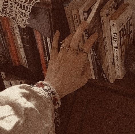 Girl’s hand pulling out books on a shelf, looking for a specific one Vintage Icons, Dark Academia Aesthetic, Academia Aesthetic, Fantasy Aesthetic, Beige Aesthetic, Brown Aesthetic, Autumn Aesthetic, Aesthetic Themes, Aesthetic Images