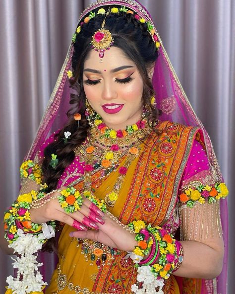 Gaye Holud Hairstyles, Holud Hairstyles, Holud Makeover, Bride Makeup Indian, Haldi Look For Bride, Haldi Bride, Mehndi Makeup, Hairstyles Simple, Flower Jewelry Designs