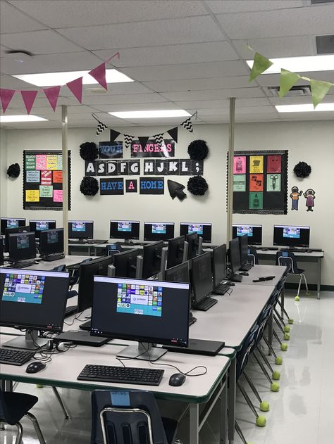 Big wall to fill. Used home row in the middle, on the left side is the tech word wall, and in the right are computer short cuts. School Technology Room Decor, High School Classroom Decorating Ideas Computer Lab, Computer Lab Pictures, Computer Classroom Ideas, Computer Lab Setup, Computer Lab Classroom Layout, Tech Classroom Design, Elementary Computer Classroom Decor, Technology Classroom Decor Computer Lab Middle School