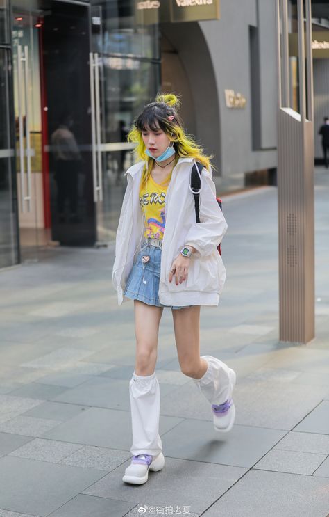 Japanese Street Fashion Harajuku Kawaii, Japanese Street Fashion Harajuku, Chinese Street Style, Japanese 90s, East Asian Fashion, Harajuku Street Style, Japanese Y2k, Chinese Fashion Street, Harajuku Fashion Street