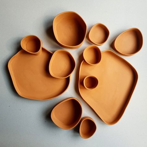 Terracotta Ceramics Handmade, Handbuilding Ceramics Ideas, Handmade Ceramics Ideas Inspiration, Red Clay Pottery Ideas, Red Clay Ceramics, Pottery Shapes Ideas, Handbuild Ceramics, Hand Building Ceramics, Clay Tableware