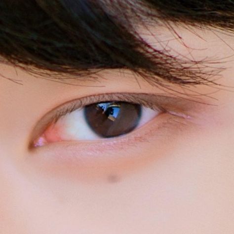 aspen ♥’s hyunjin on Instagram: “what’s ur fav (physical) feature abt hyunjin? 💛💐🌟 #aspen💌hhj” Korean Aestethic, Icons Hyunjin, Close Up Faces, Eye Close Up, Physical Features, Body Reference Poses, Pin I, Beautiful Man, Perfect Boy