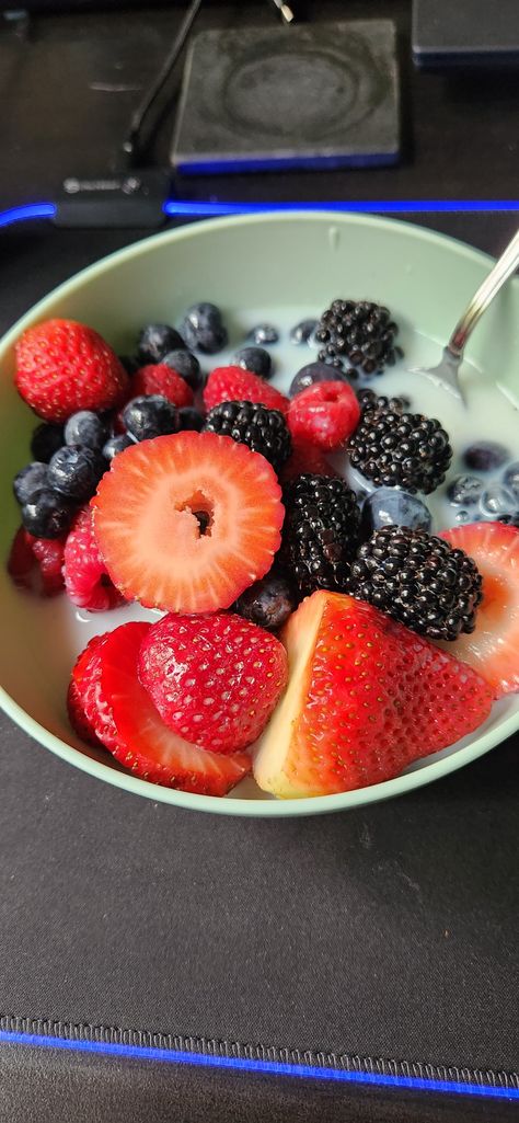 A bowl of berries with milk poured over Hawachee Fruit Bowl, Korean Fruit Bowl Milk, Natural Breakfast, Bowl Of Fruit, Easy Foods, Breakfast Board, Fruit Bowls, Bowl Recipe, Juicy Fruit