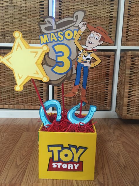 Woody Birthday Party Centerpieces, Toy Story Party Centerpieces, Centros De Mesa Toy Story Ideas, Toy Story Table Centerpieces, Toy Story Centerpieces Ideas, Birthday Party Toy Story, Toy Story Themed Birthday Party, Toy Story Centerpieces, Elmo Birthday Party Boy