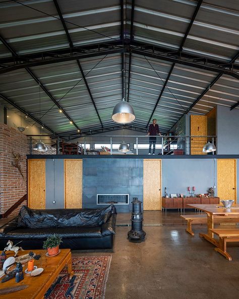 Industrial Warehouse Home, Warehouse House, Warehouse Renovation, Warehouse Interior, Bungalow Ideas, Warehouse Living, Warehouse Loft, Modern Warehouse, Asma Kat